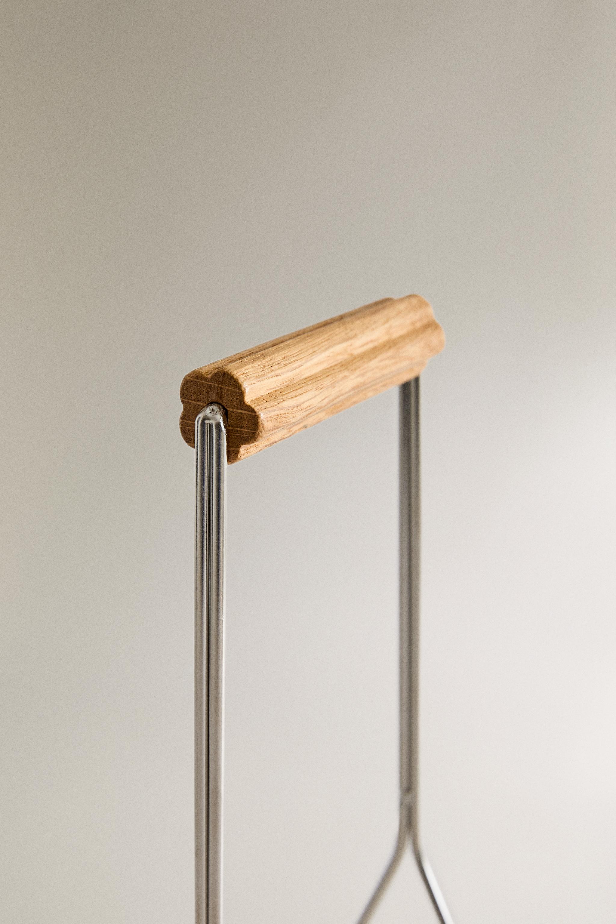 METAL BASKET WITH WOODEN HANDLE